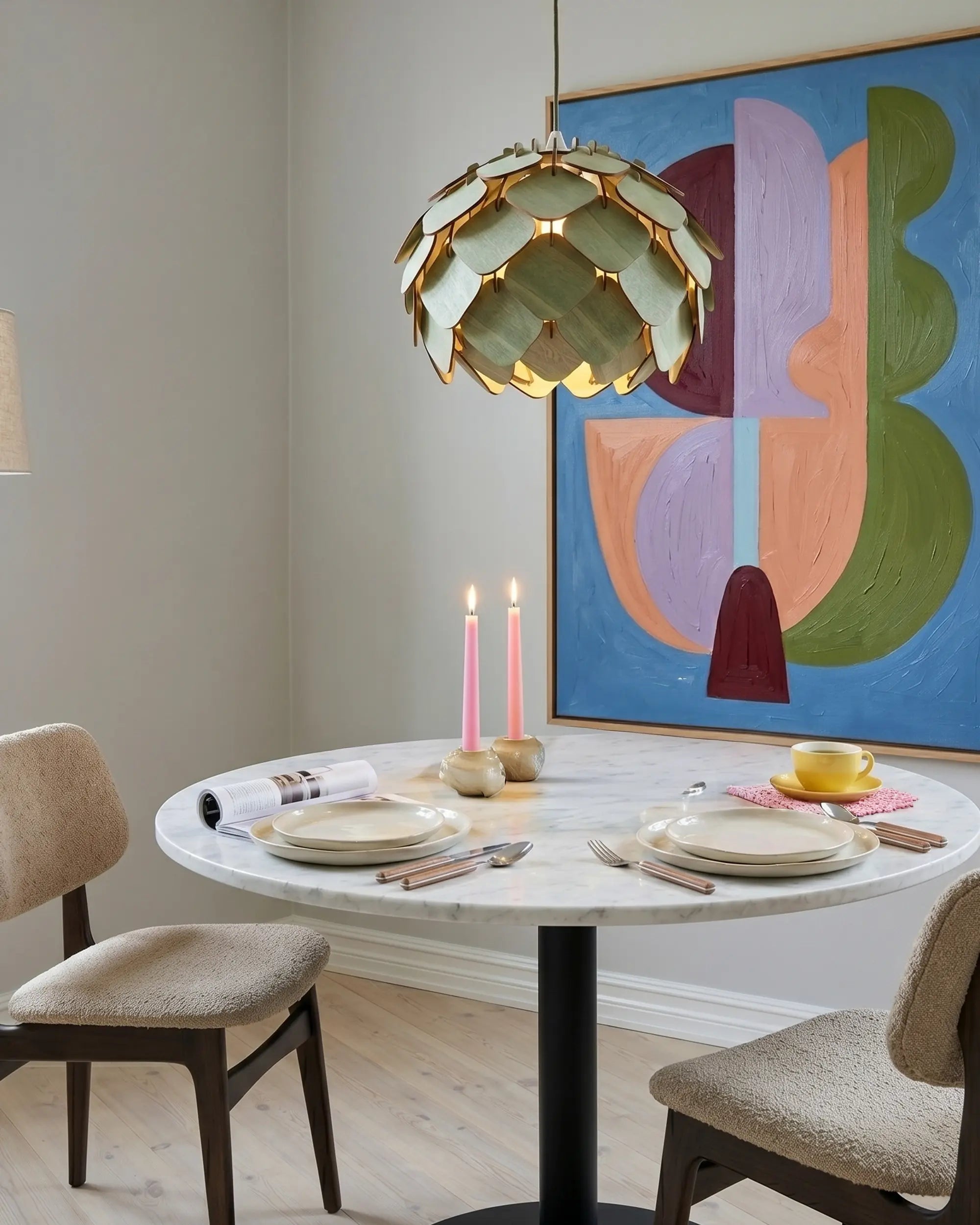 Grankotten ljusgrön stor kottelampa över marmorbord med färgglad konst på vägg #Storlek_Mellan