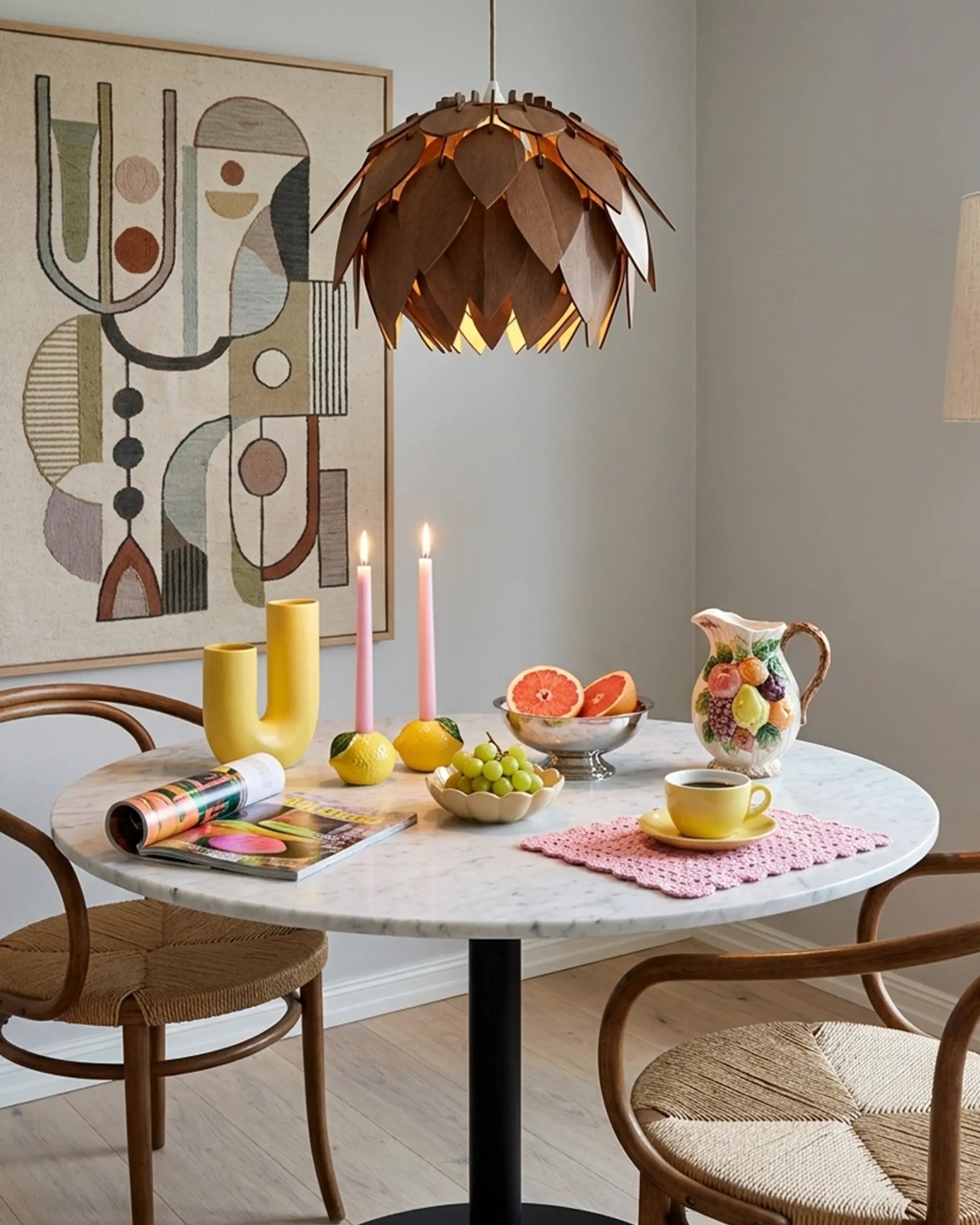 Solkotten brun stor pendellampa över marmorbord med bentwood-stolar #Storlek_Mellan