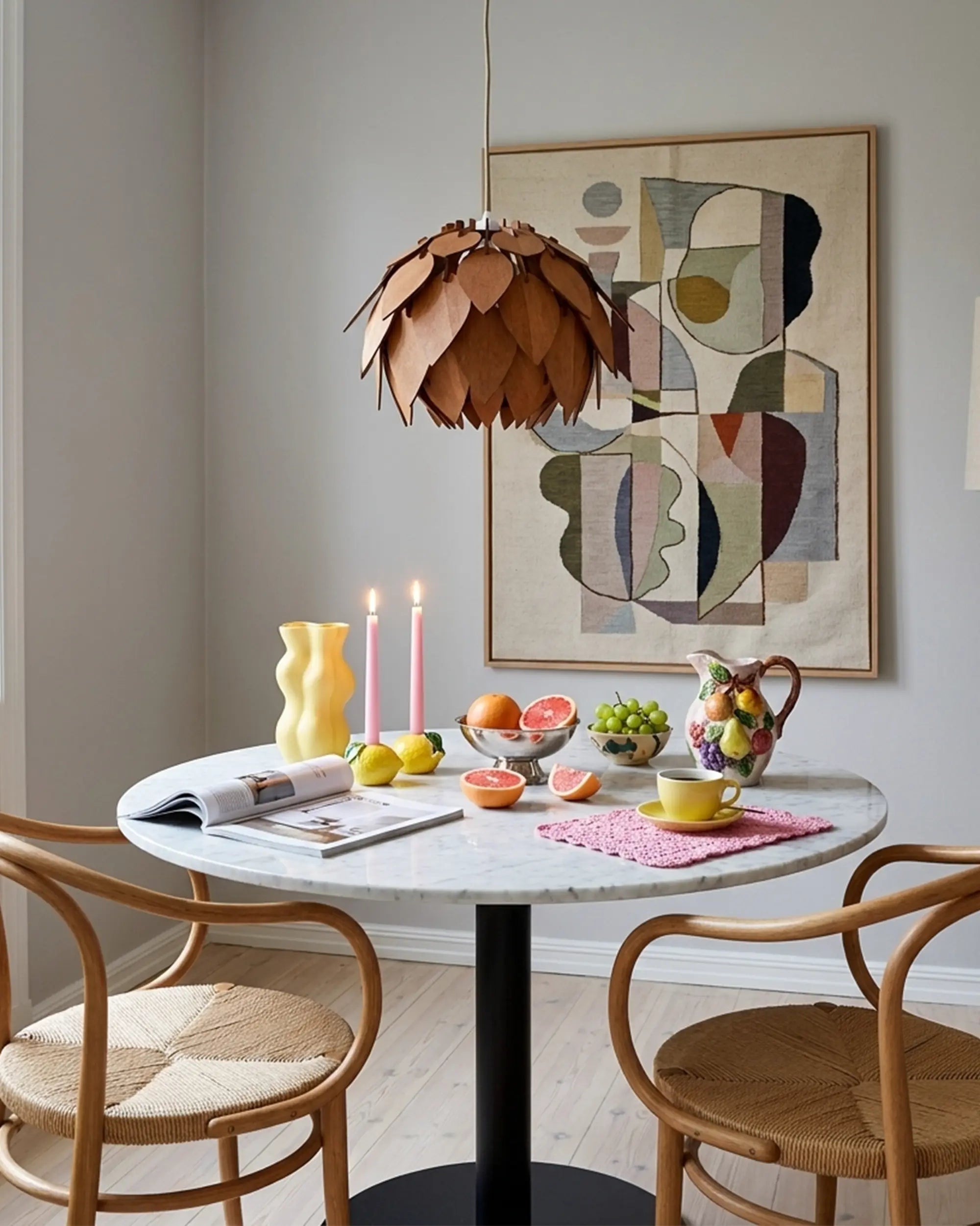 Solkotten orange mellan kottelampa över marmorbord med bentwood-stolar #Storlek_Liten
