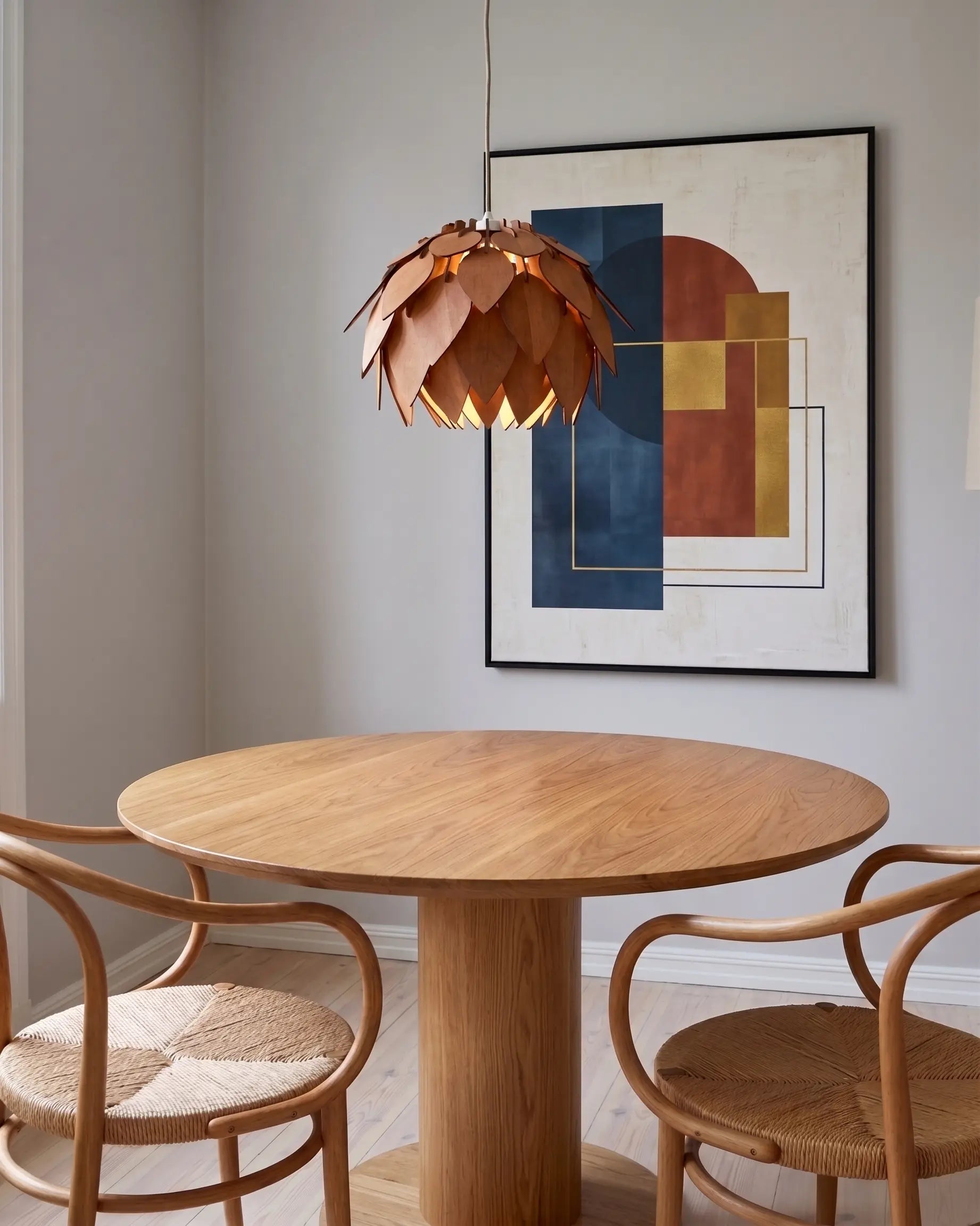 Solkotten orange mellan kottelampa över marmorbord med bentwood-stolar #Storlek_Liten