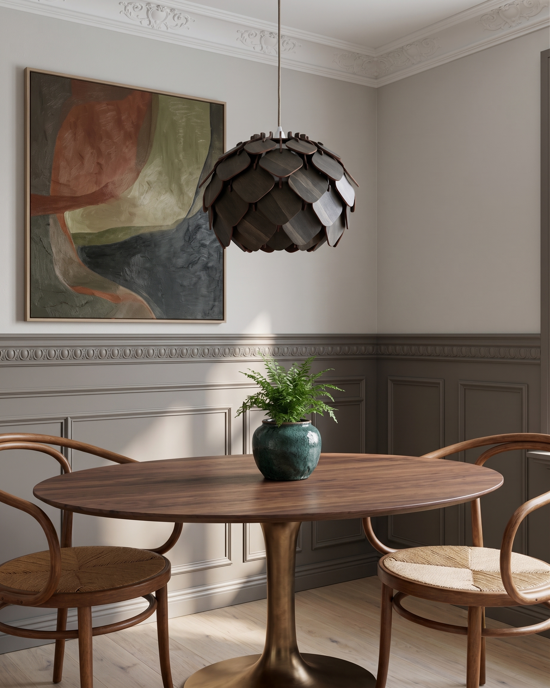 Grankotten svart mellan kottelampa över marmorbord med bentwood-stolar #Storlek_Mellan