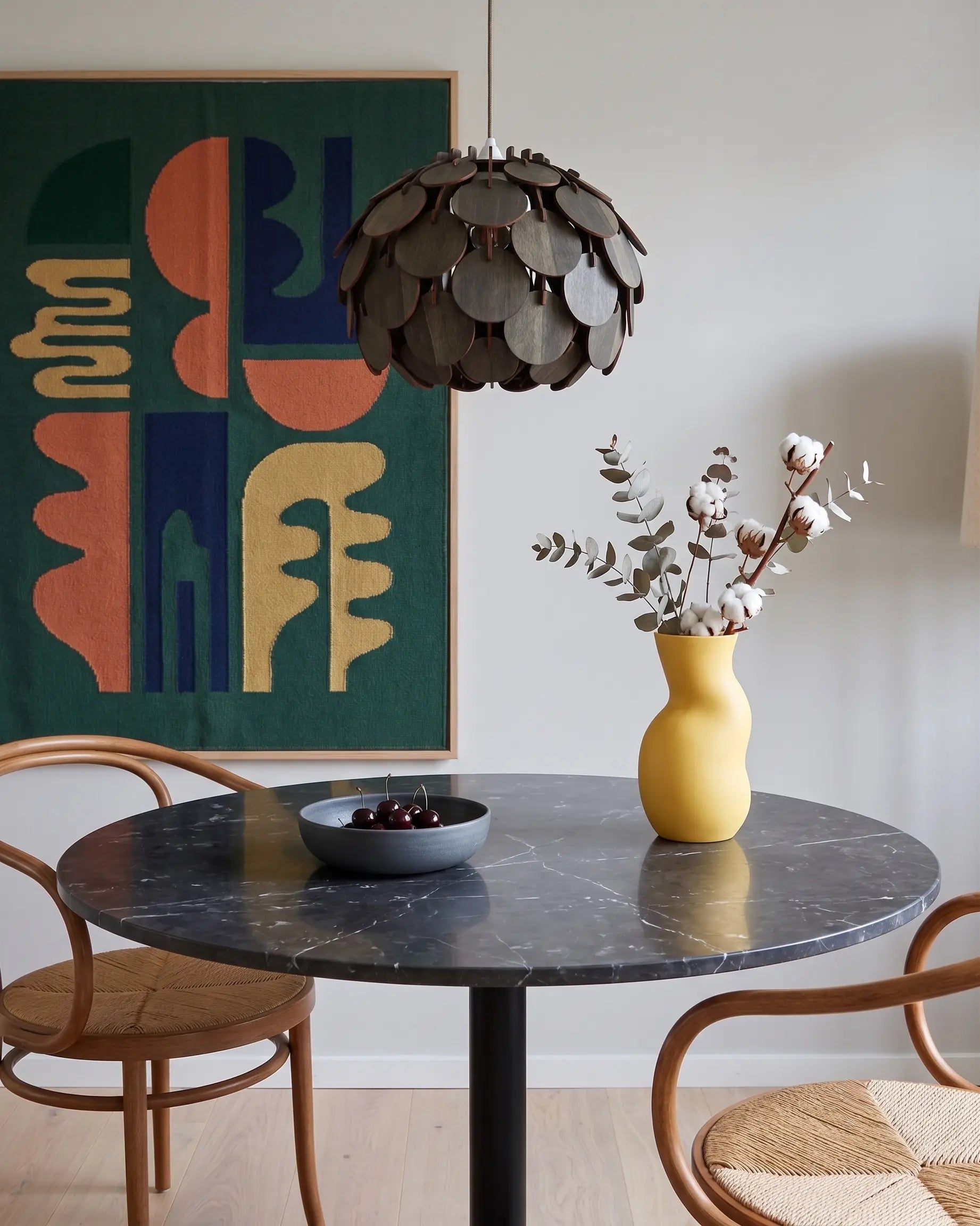 Klot svart pendellampa över marmorbord med bentwood-stolar #Storlek_Mellan
