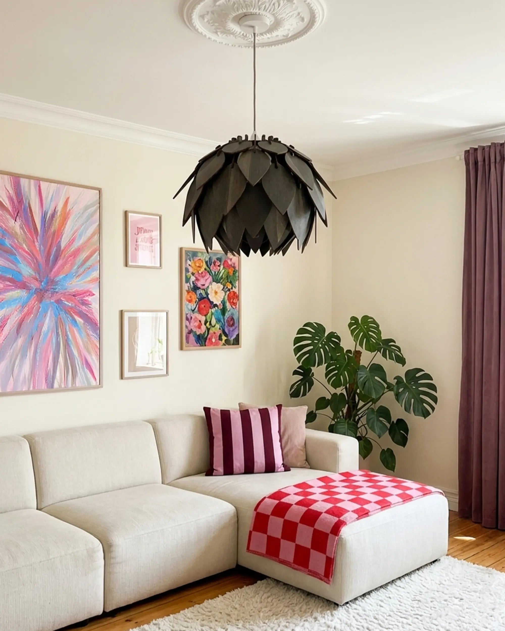 Solkotten svart stor kottelampa i vardagsrum med tavelvägg och monstera #Storlek_Stor