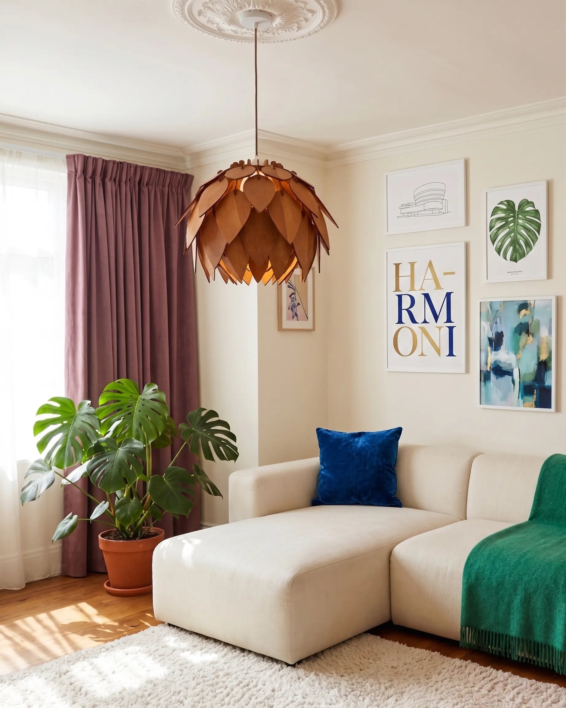 Solkotten orange stor kottelampa i vardagsrum med stuckatur och monstera #Storlek_Stor