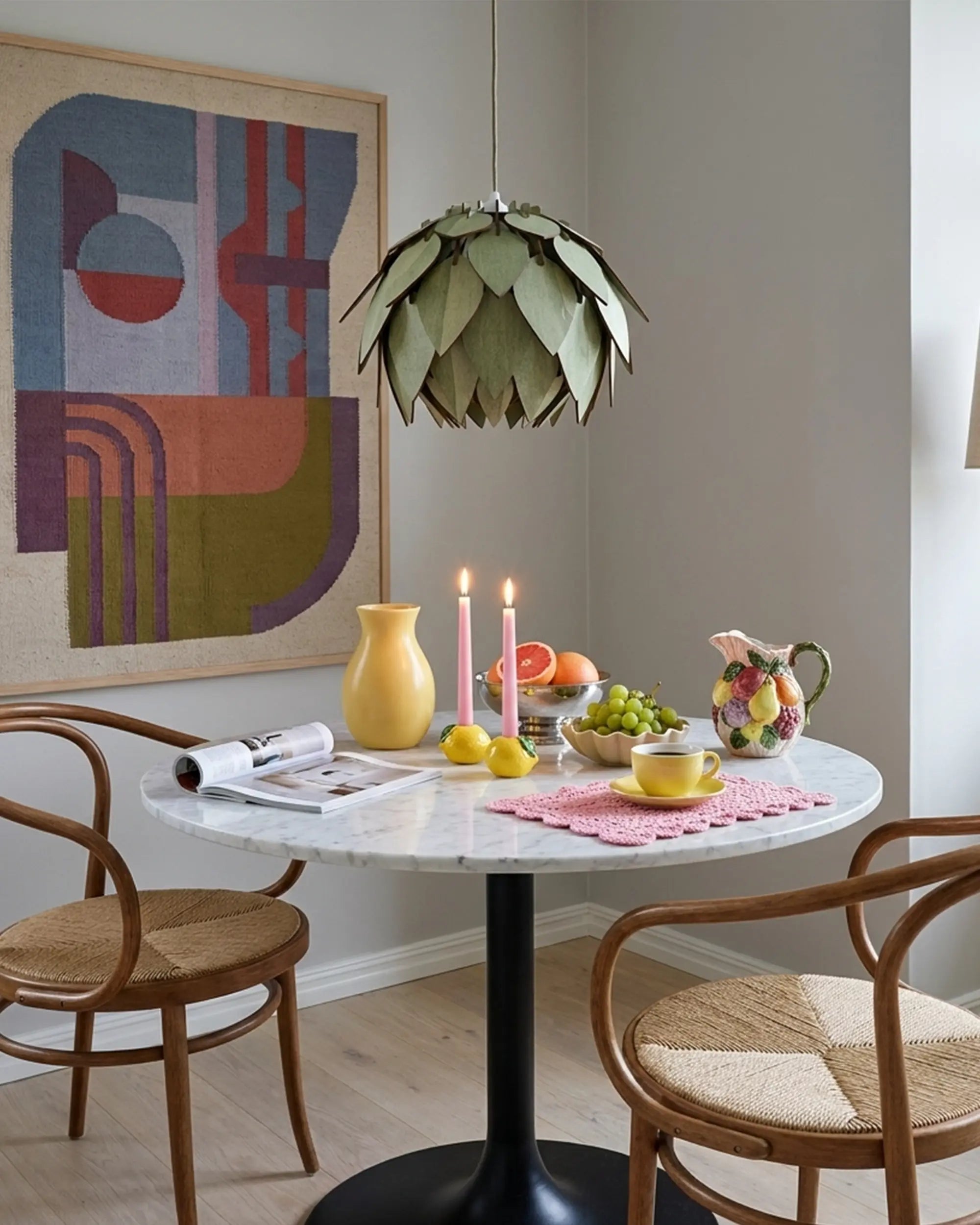 Solkotten ljusgrön mellan pendellampa över marmorbord med bentwood-stolar #Storlek_Mellan