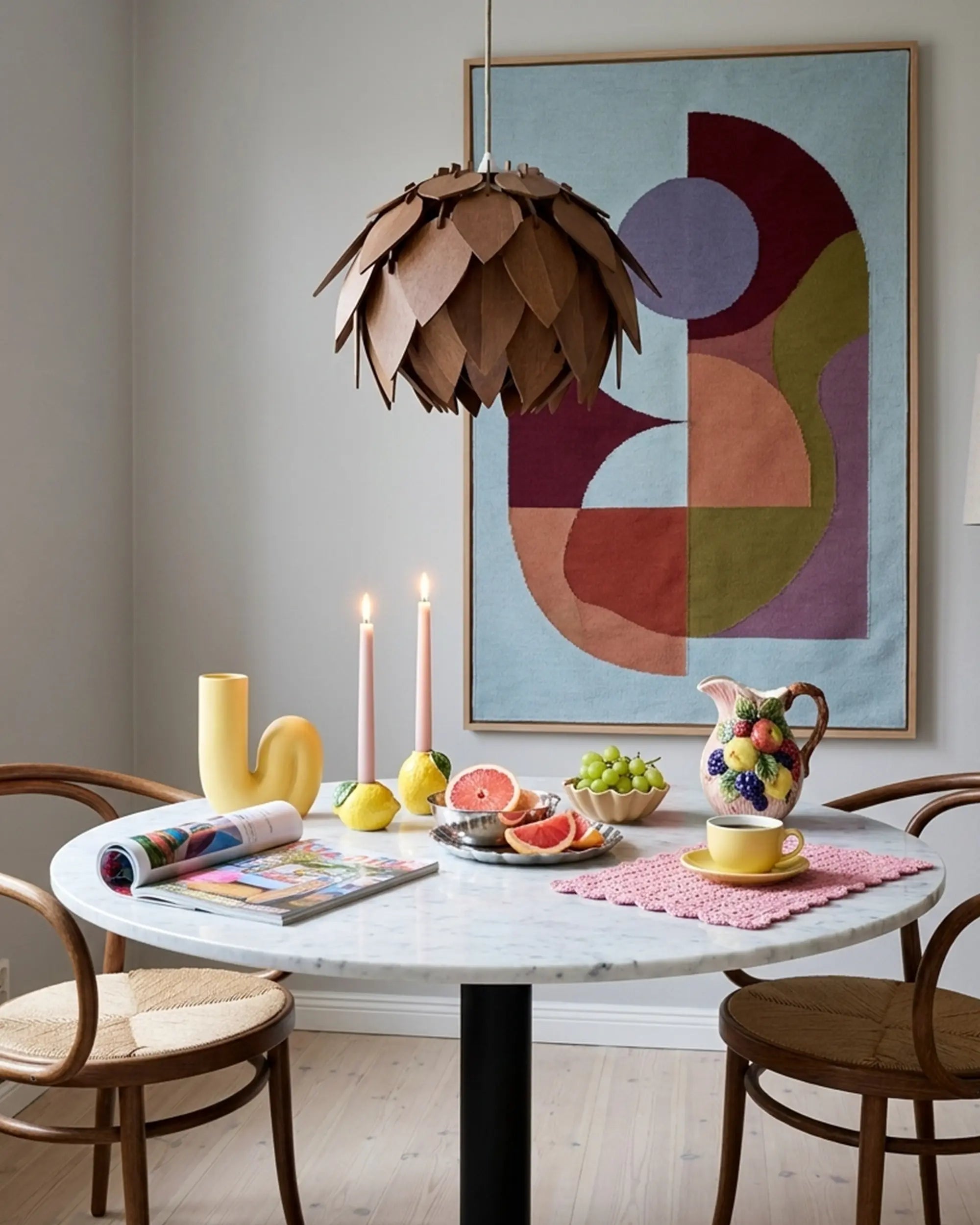 Solkotten brun stor kottelampa över marmorbord med konst på vägg #Storlek_Mellan