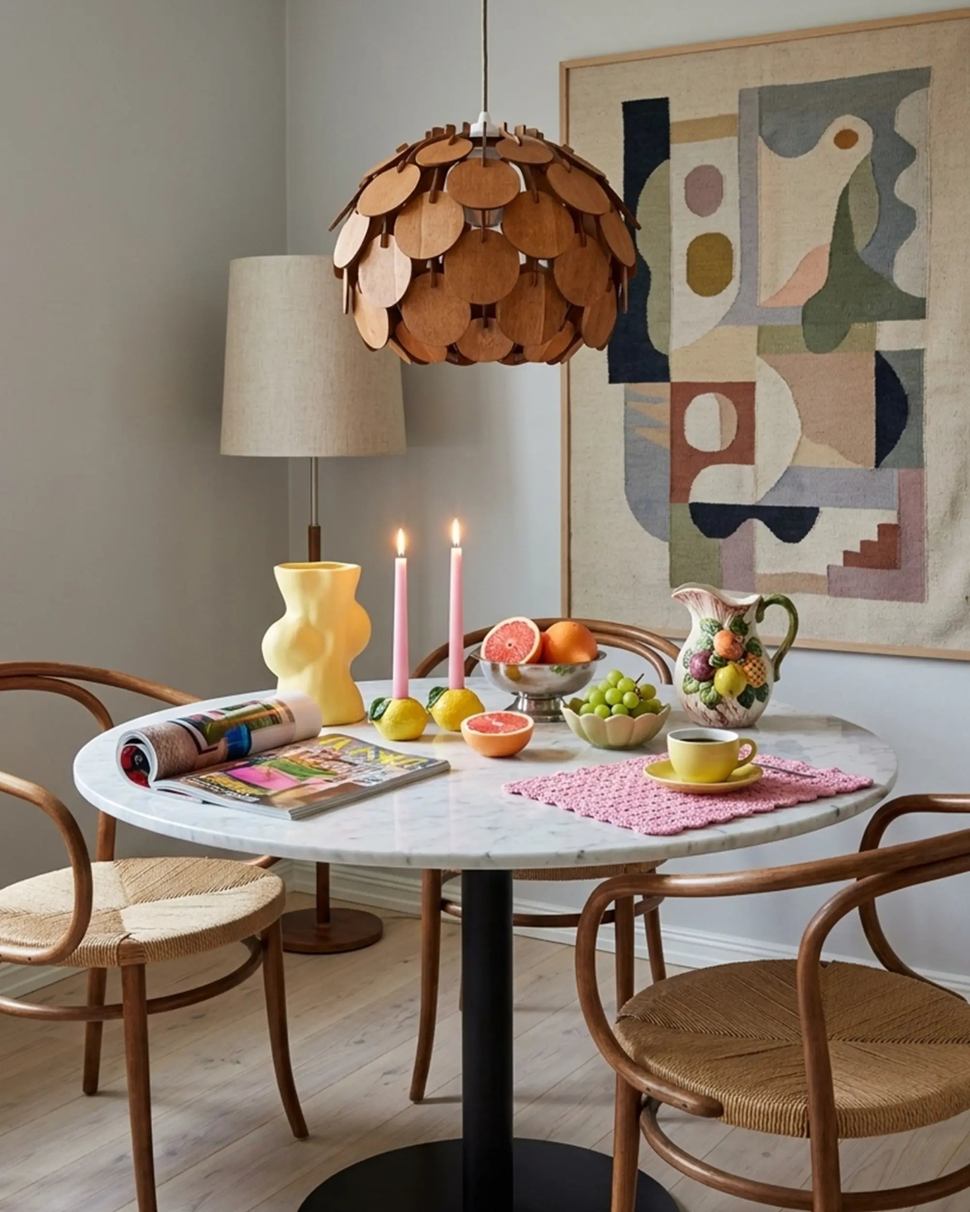 Klot orange kottelampa över marmorbord med bentwood-stolar #Storlek_Mellan

