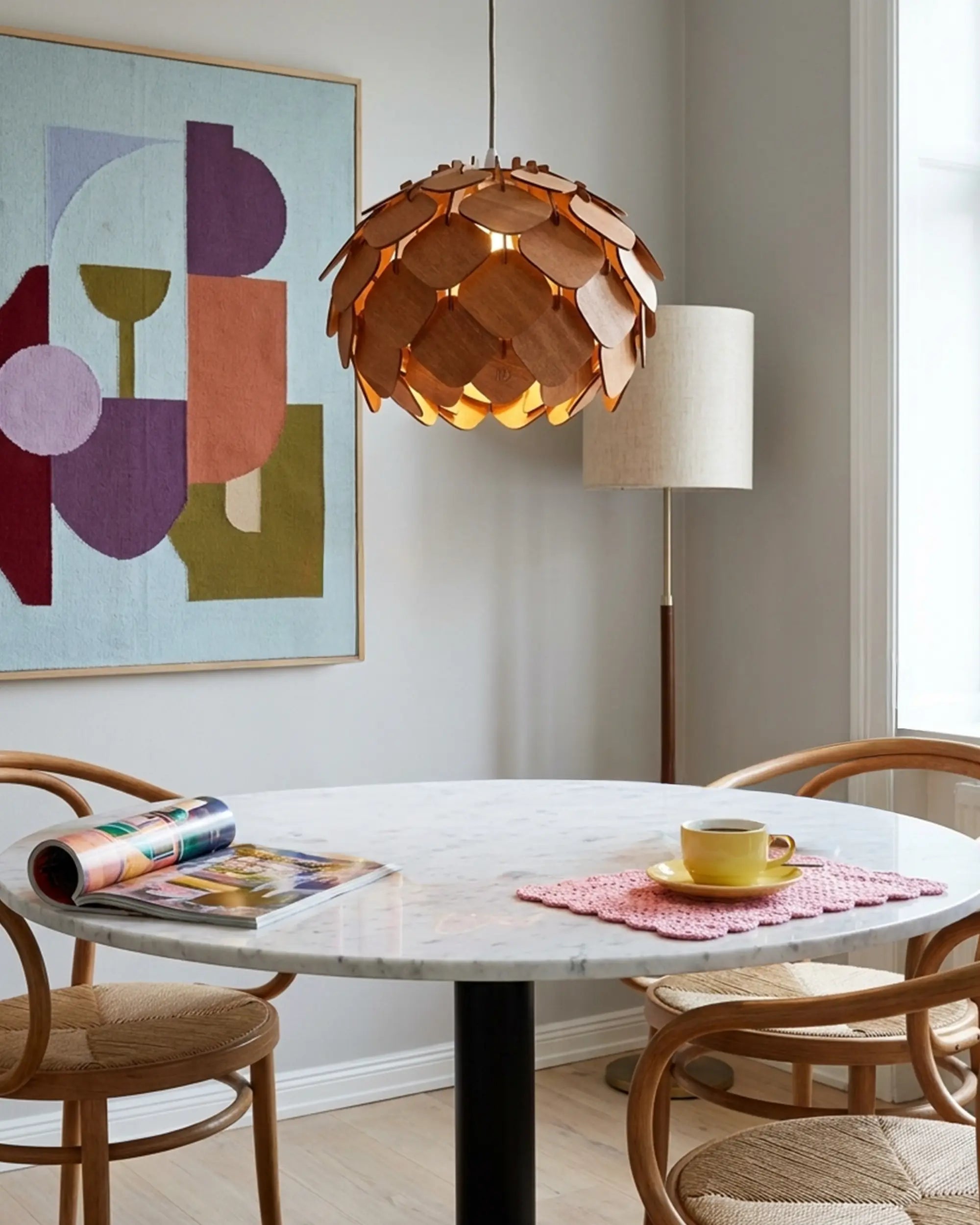 Grankotten orange mellan kottelampa över marmorbord med bentwood-stolar #Storlek_Mellan

