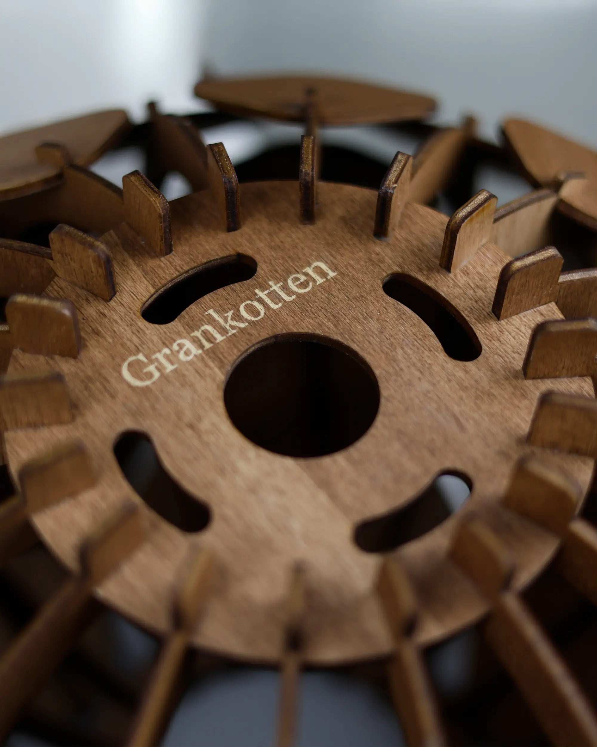 Grankotten brun kottelampa ovanifrån – graverad logga i trä #Storlek_Liten

