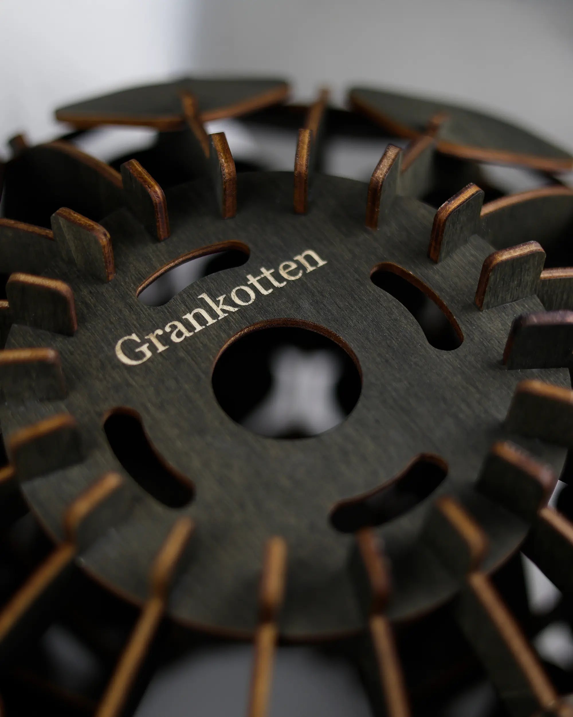 Grankotten svart kottelampa ovanifrån – graverad logga i trä #Storlek_Stor
