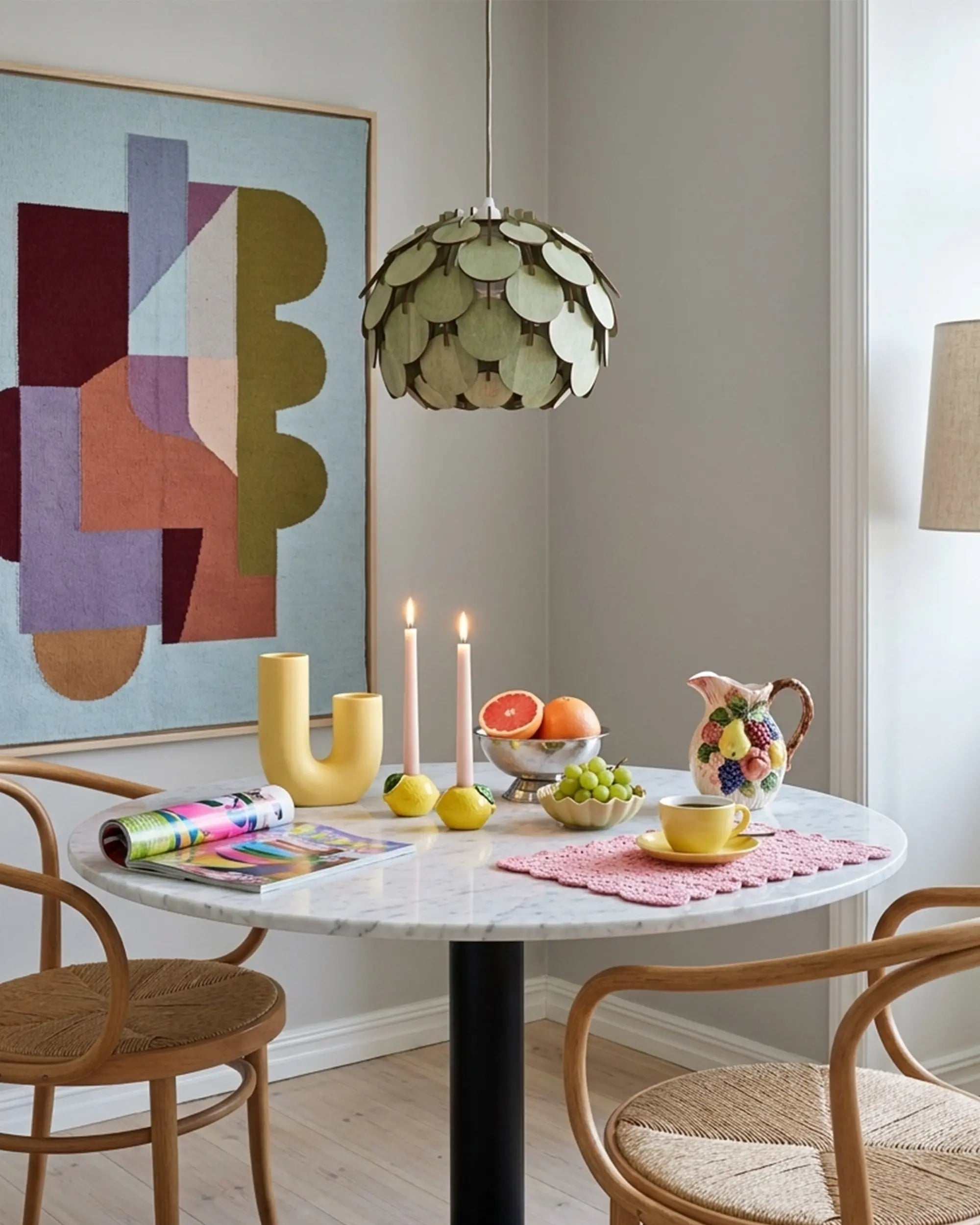 Klot grön kottelampa över marmorbord med bentwood-stolar #Storlek_Mellan

