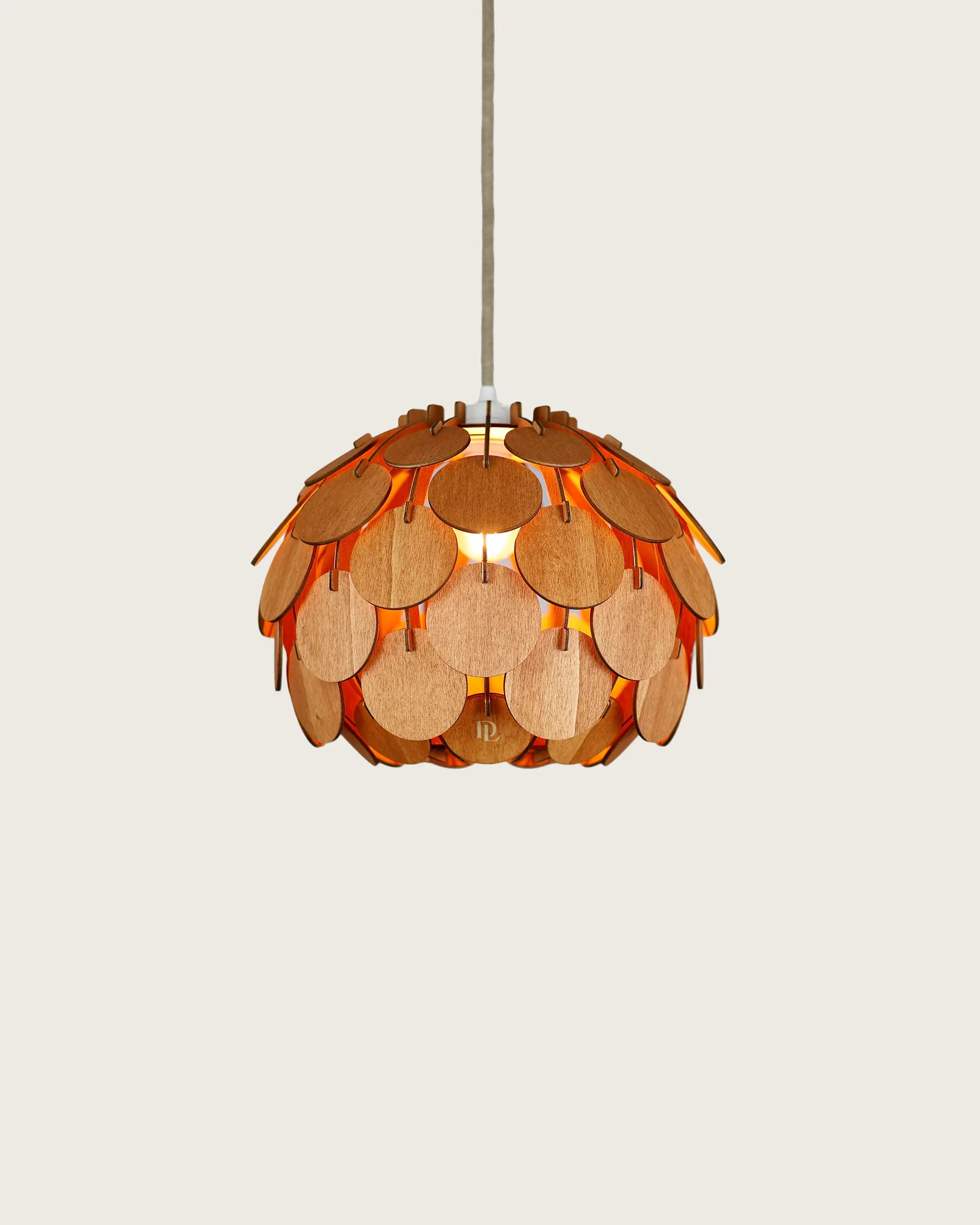 Klot orange trälampa tänd – varmt sken från handgjord pendel #Storlek_Liten

