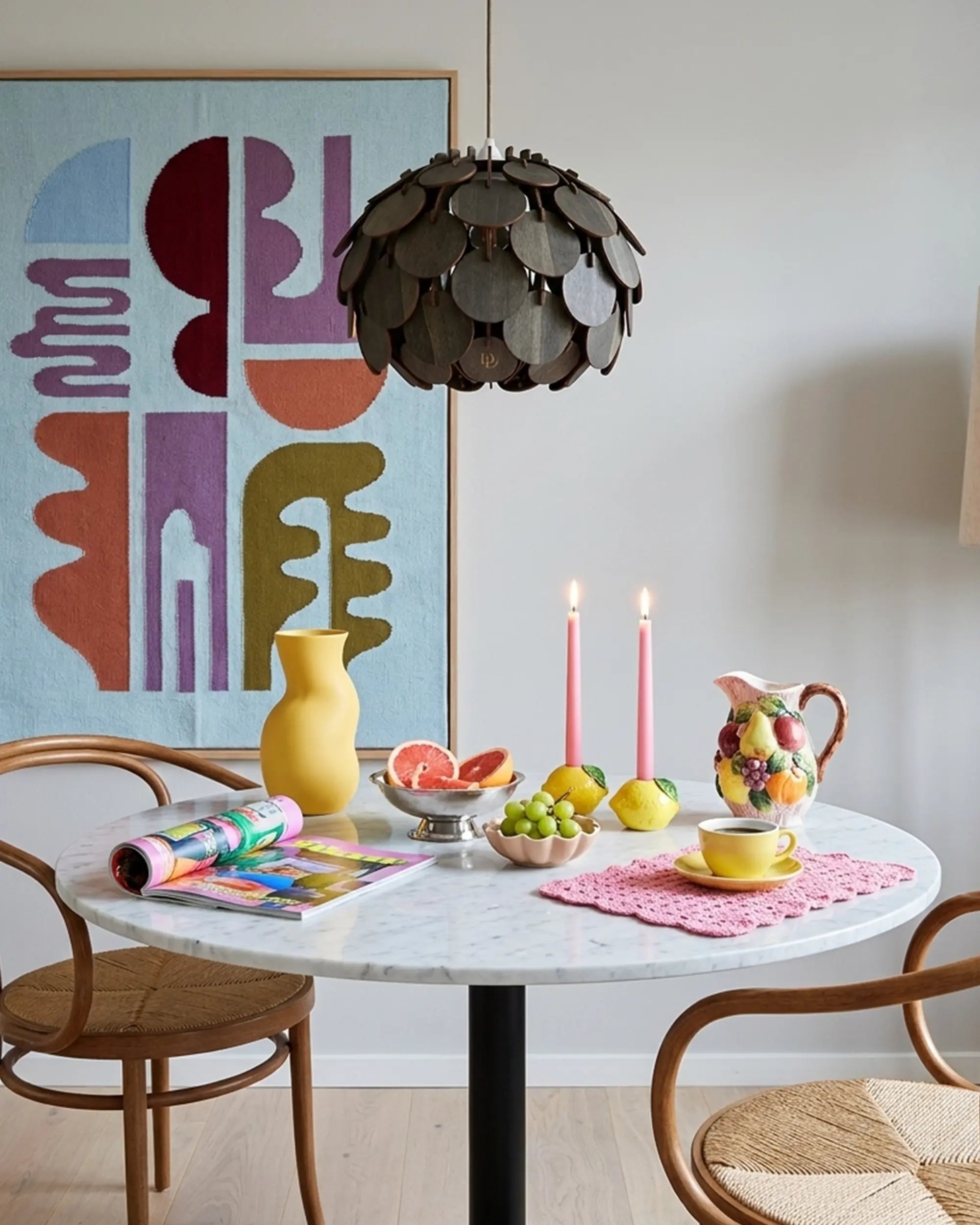 Klot svart pendellampa över marmorbord med bentwood-stolar #Storlek_Mellan

