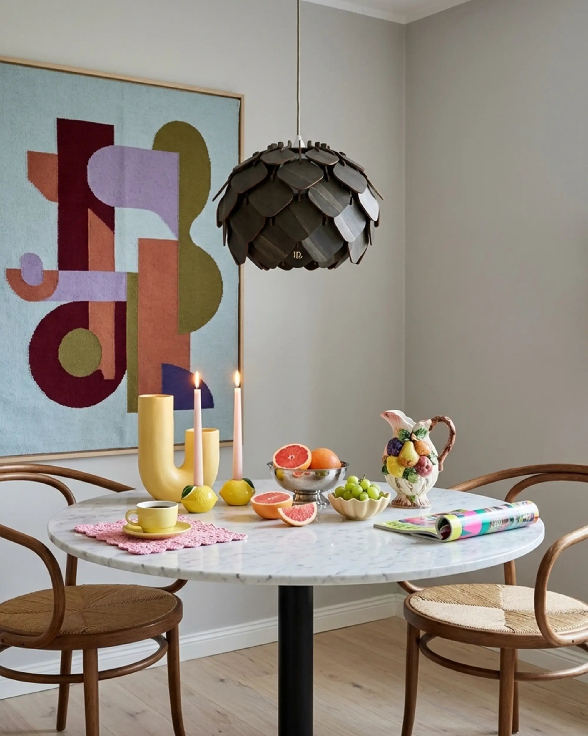 Grankotten svart mellan kottelampa över marmorbord med bentwood-stolar #Storlek_Mellan
