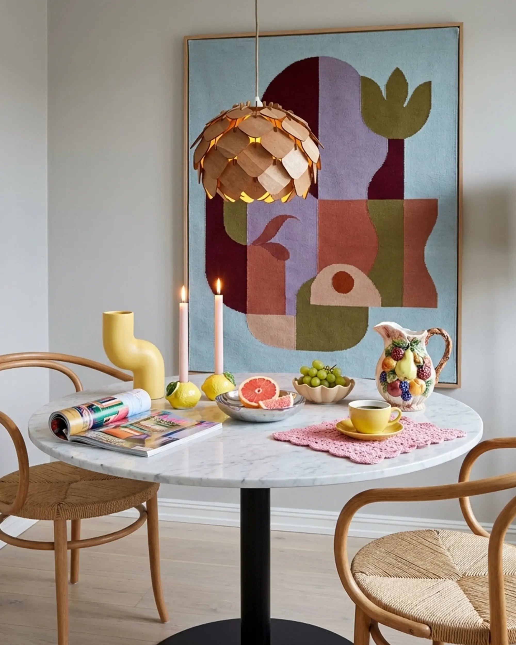 Grankotten ljusbrun mellan kottelampa över marmorbord med bentwood-stolar #Storlek_Liten
