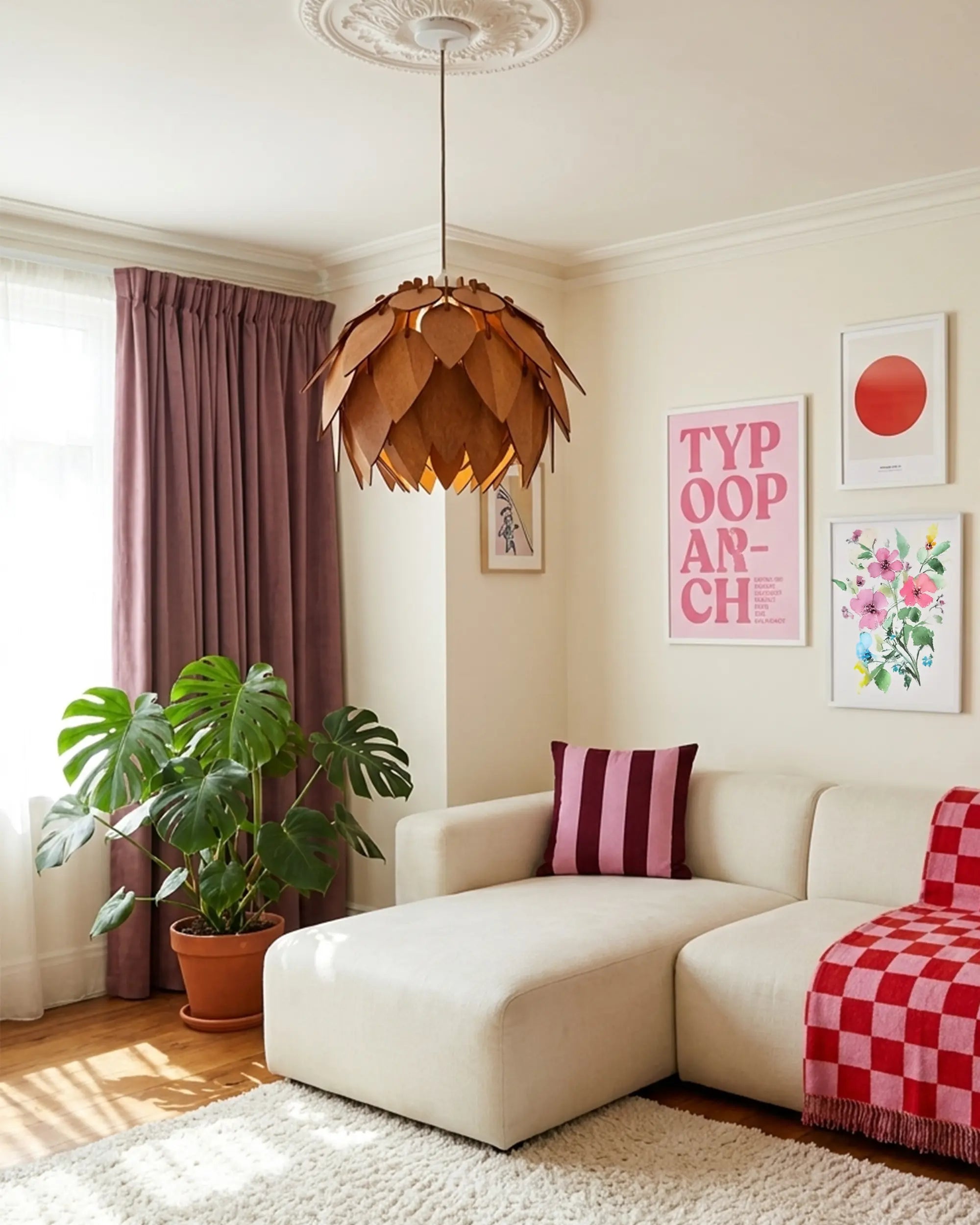 Solkotten orange stor kottelampa i vardagsrum med stuckatur och monstera #Storlek_Stor

